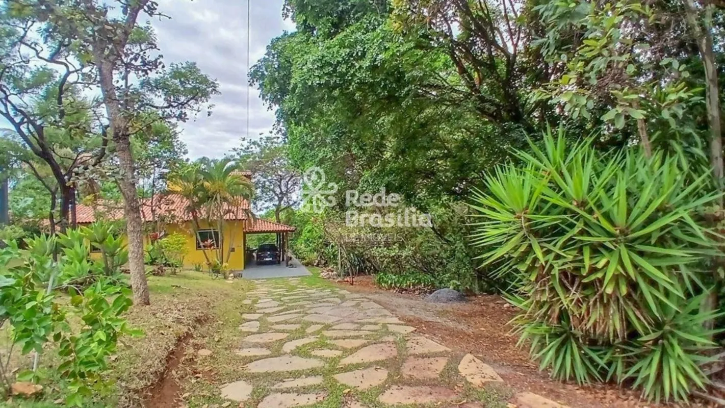 Casa à Venda no Condomínio Ouro Vermelho I - Jardim BotânicoLocalizada em um dos...