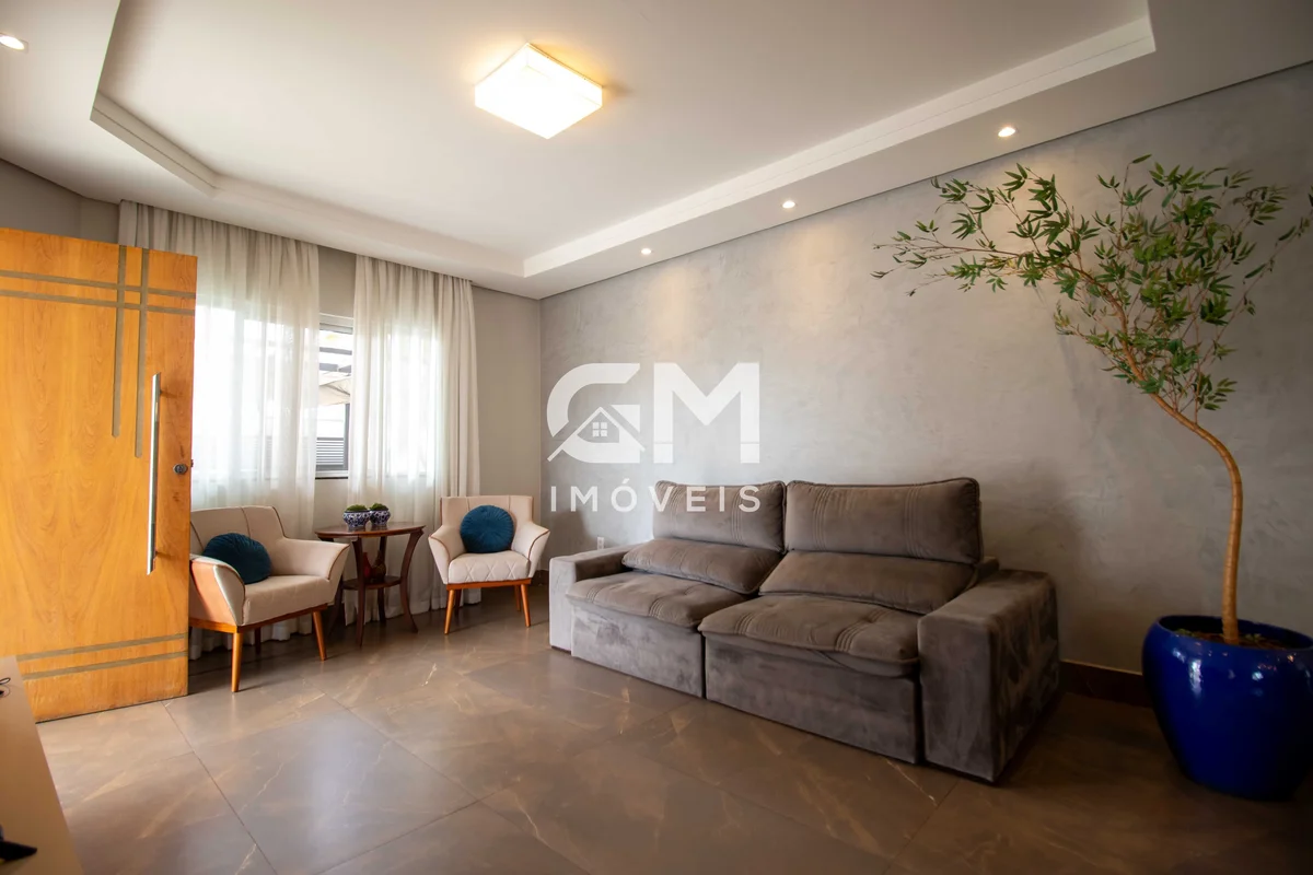 Área do Terreno: 504 m²Área Construída: 220m² Casa com 3 quartos;Primeiro quarto...