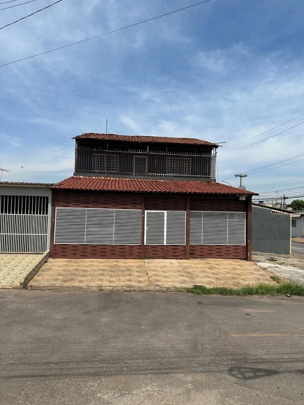 QNO 03 - CEILÂNDIA Ofereço a venda casa em excelente localização, sobrado locali...