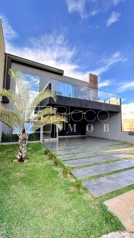 VENDO Casa de alto padrão mobiliada com 4 quartos sendo 4 suítes na Rua 5 de Vic...