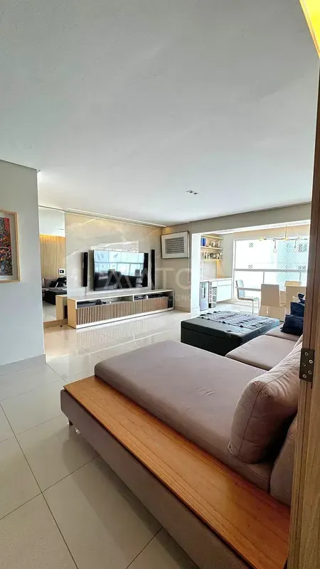 Apartamento mobiliado à venda com 128m2, 3 quartos, 2 suítes, 3 vagas, escaninho...