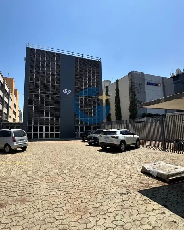 Pavimento em vão livre com 360 m² de área privativa, composto por ambientes semi...