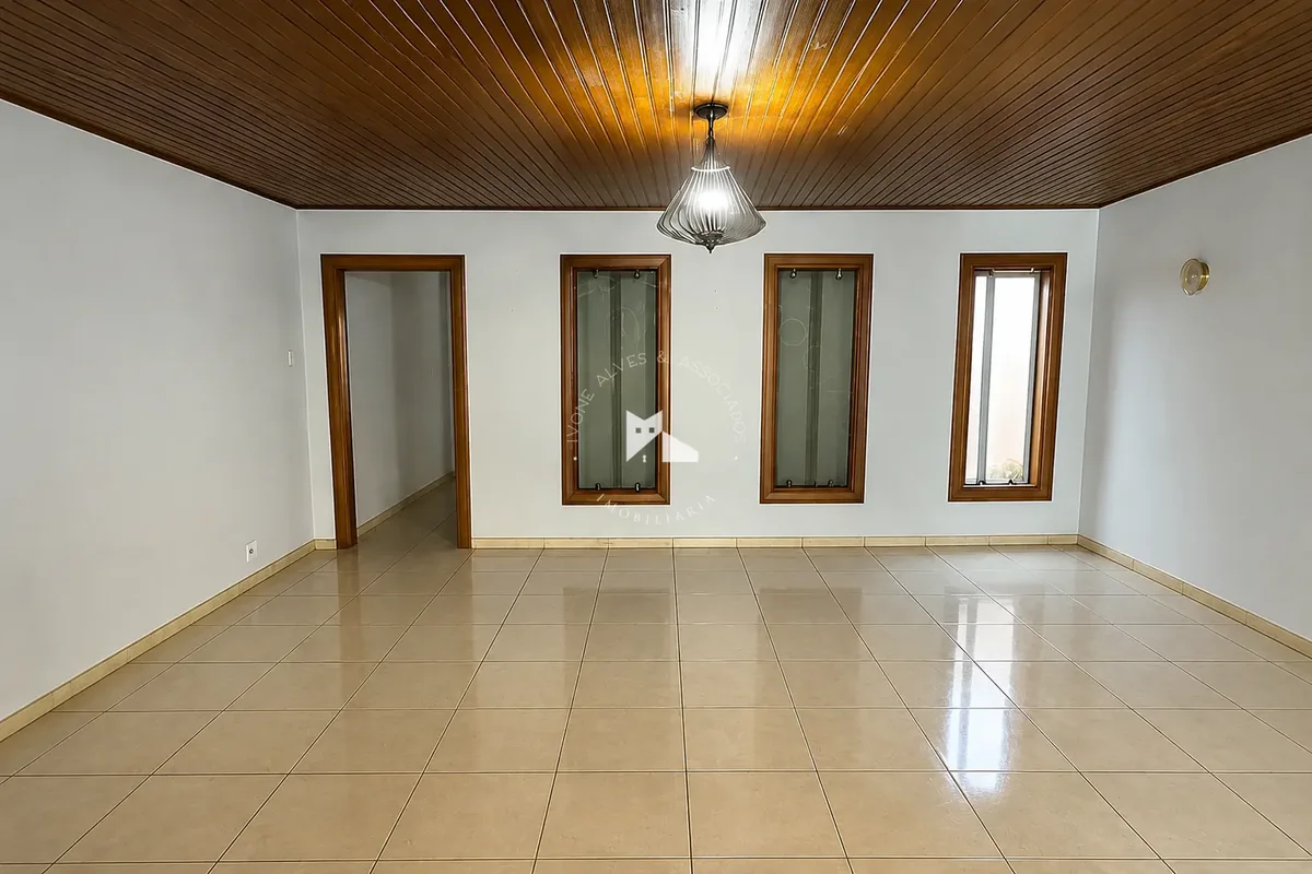 Casa/sobrado com:- 3 quartos sendo uma suíte;- Sala espaçosa;- Cozinha, área de ...