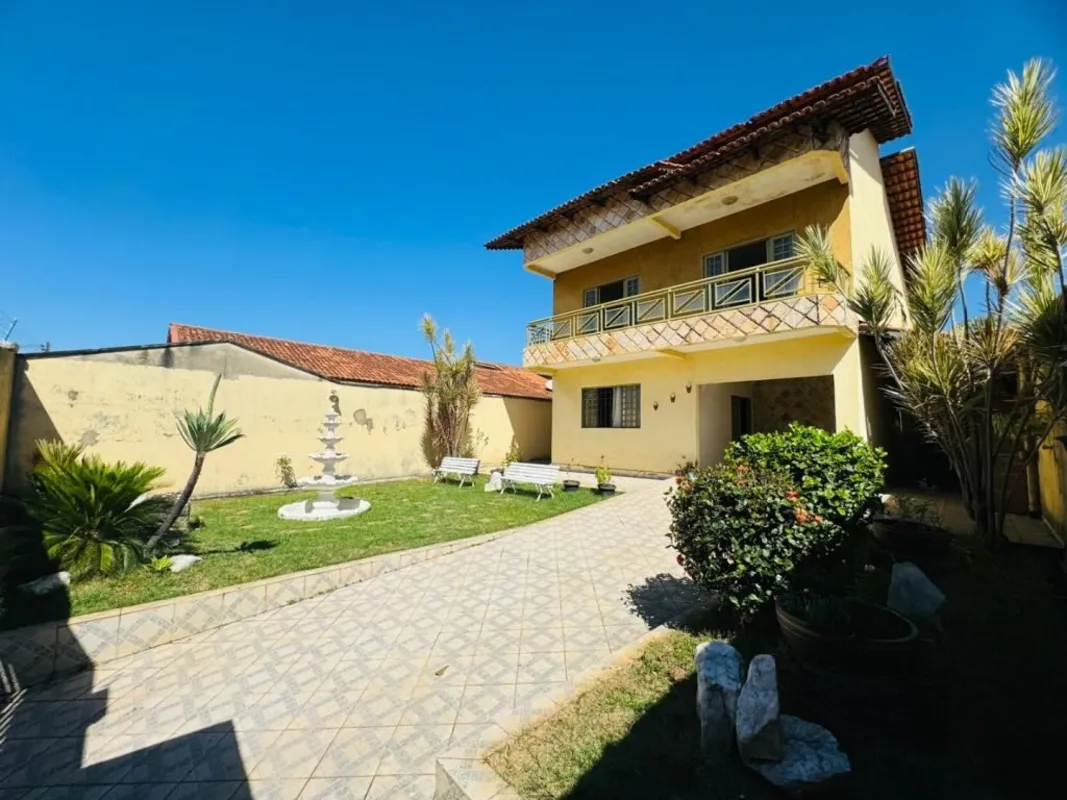 4 quartos sendo 3 suítes e um dos quartos fica no andar inferior Cozinha complet...