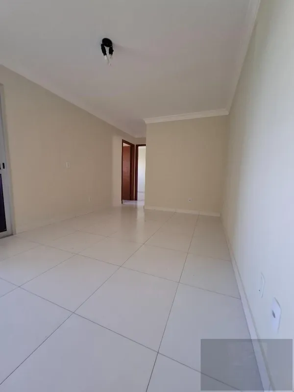 Apartamento com 2 quartos, sendo 1 suíte, ambos com armários planejados. Possui ...