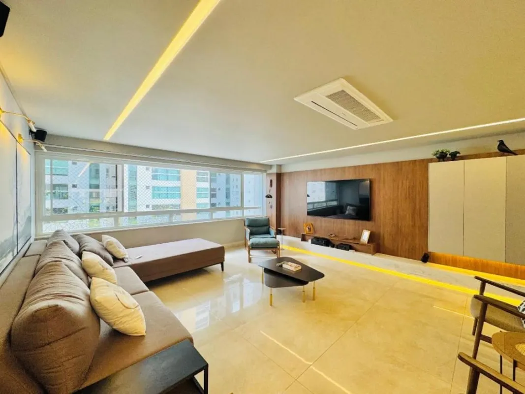 Apartamento amplo com 256 metros quadrados, 4 suítes plenas, sendo 1 máster com ...