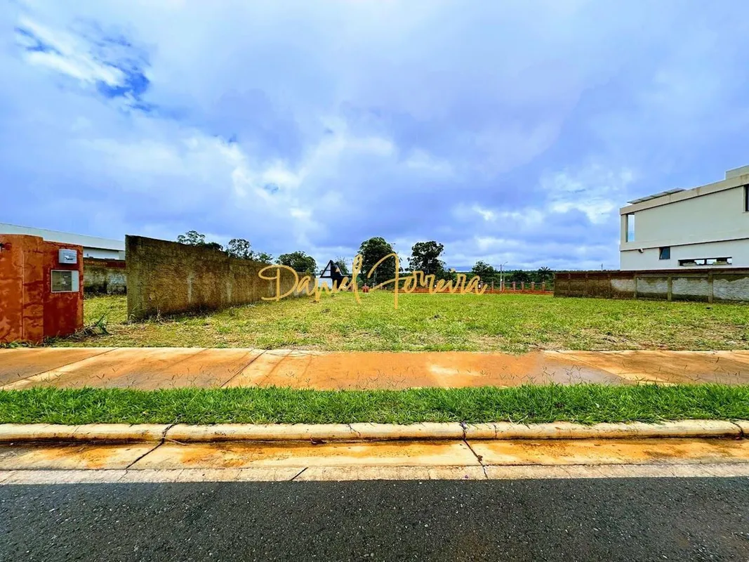 Lote plano, nascente com 401,65 m2 murado em uma das laterais. No Condomínio Le ...