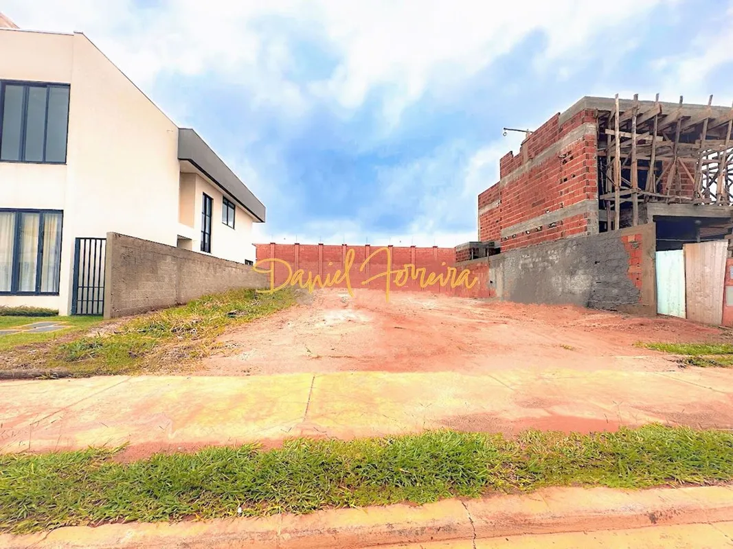 Lote espetacular totalmente plano e já murado no Condomínio Le Jardin, O lote fi...