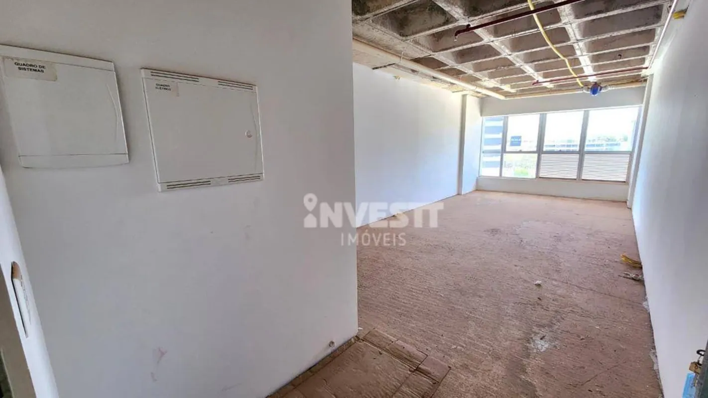 Cód. 622591Sala comercial ampla e bem iluminada, com grandes janelas que garante...