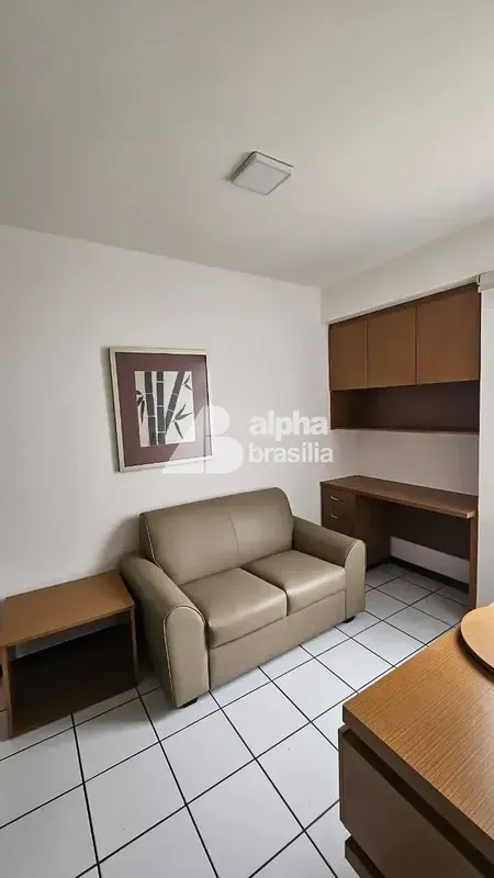 Kitnet Mobiliada 25m² Sala com sofá e rack para computador Quarto com cama de ca...