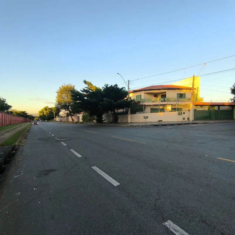 Descubra esta charmosa casa sobrado na Avenida Barbosa Rodrigues, Jardim Mariliz...
