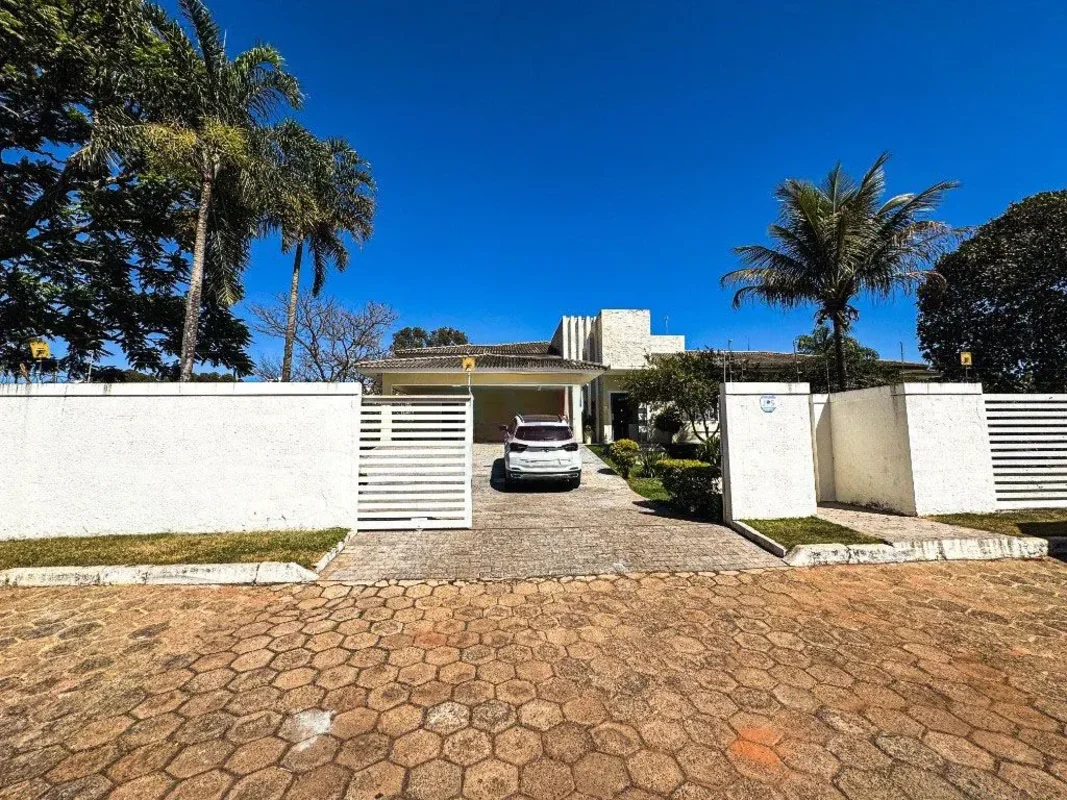 Localizada na Quadra 05 do Park Way, esta encantadora casa possui 900 m² de área...