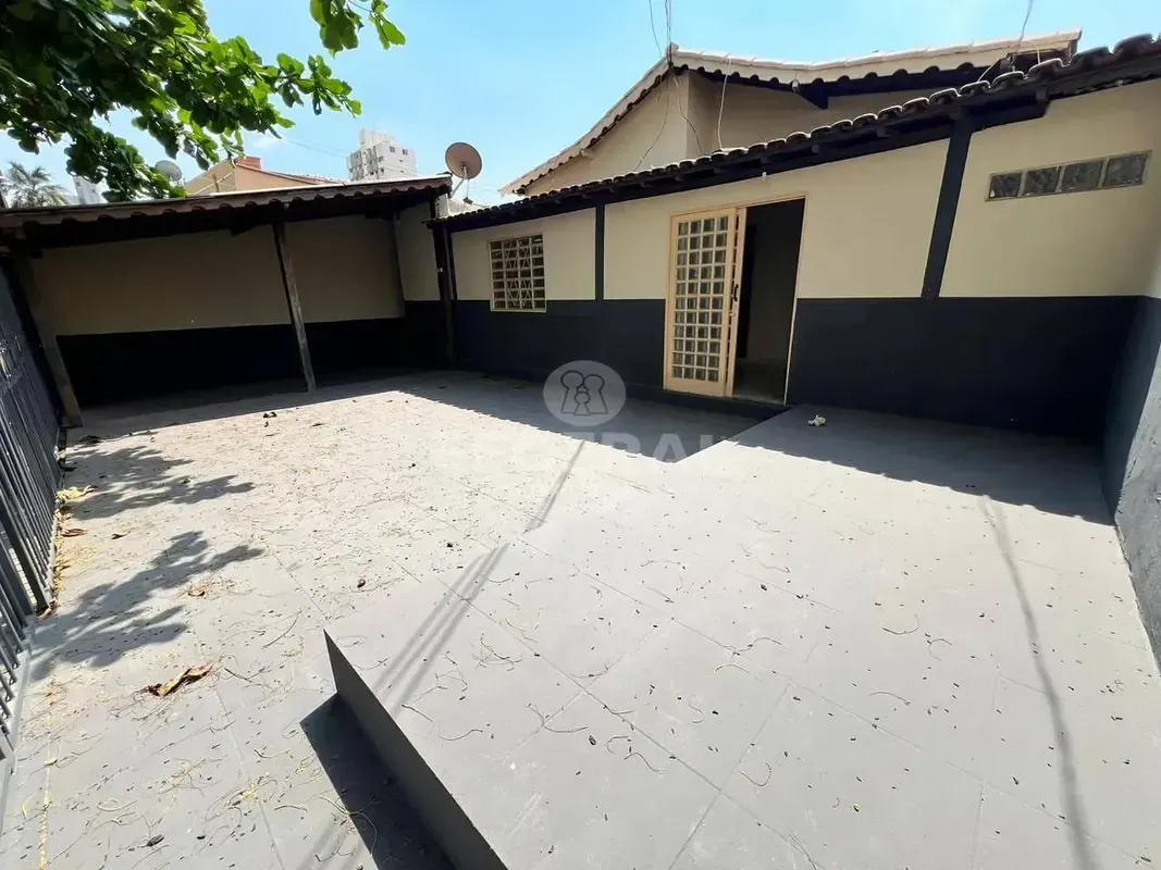 Apresenta-se essa casa padrão disponível para locação para fins RESIDENCIAL ou C...