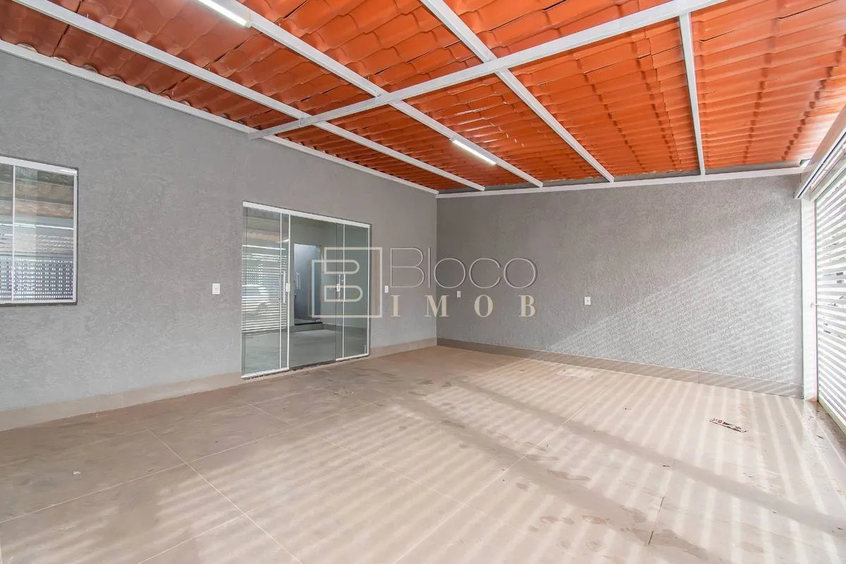 VENDO Casa com finíssimo acabamento, com 3 quartos sendo 1 suíte na QR 110 da Sa...