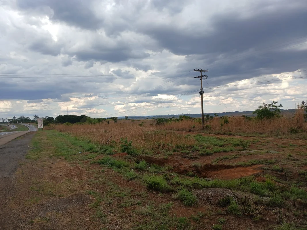 AREA DE 20.000M2 FRENTE PARA BR-060 KM 24 SENTIDO GOIANIA X BRASILIA ANTES DO EN...