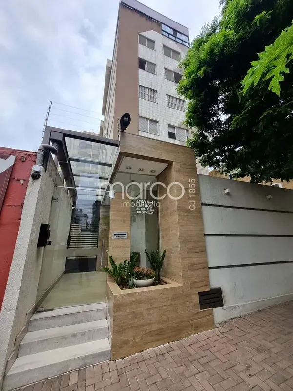 03 Quartos, dois com armários, sendo uma suíte (o banheiro da suíte tem box e ar...