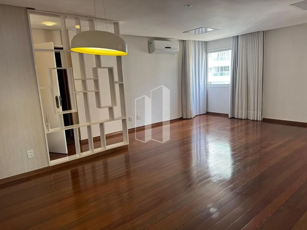 Residencial Ilhas ChristmasAmplo apartamento com sala de estar para três ambient...