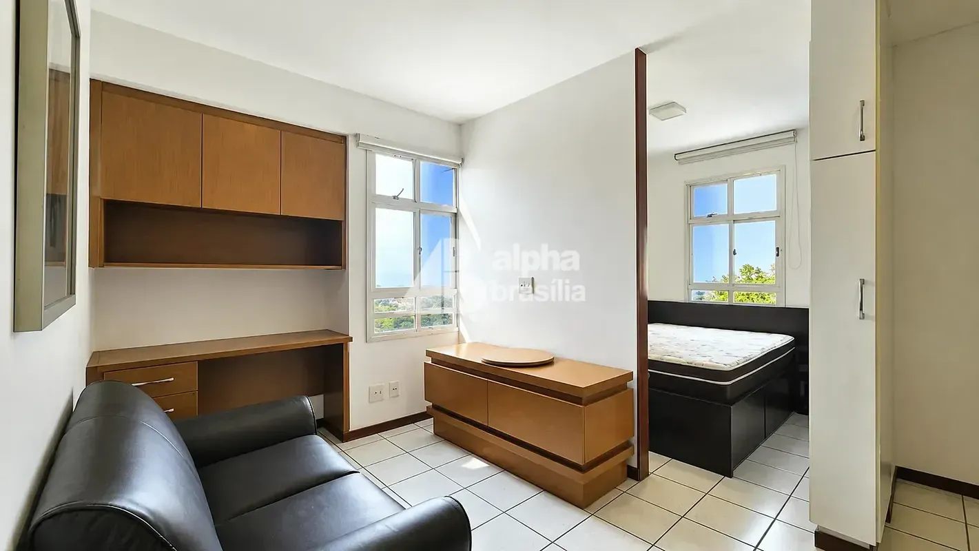 Kitnet Mobiliada 25m² Sala com sofá e rack para computador Quarto com cama de ca...