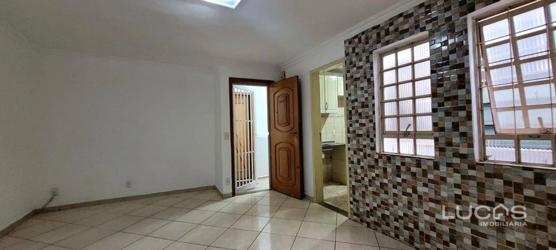 Apartamento com 75m², na CSA1, próximo ao Pistão Sul, no segundo andar.Caracterí...