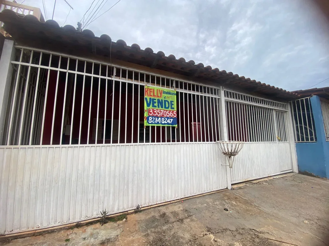 VENDE-SE UMA CASA NA QUADRA 802 RECANTO DAS EMASPossui: 4 quartos sendo uma suít...