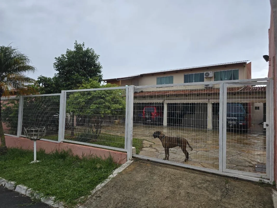 CASA E APTO QD.4 COND.IMPÉRIO NOBRES.ACEITA(-)VALOR:1) Casa térrea 330m2: Três q...