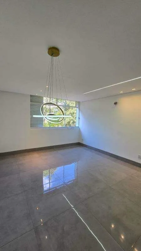 Em uma das quadras mais tradicionais e valorizadas da Asa Sul, este apartamento ...