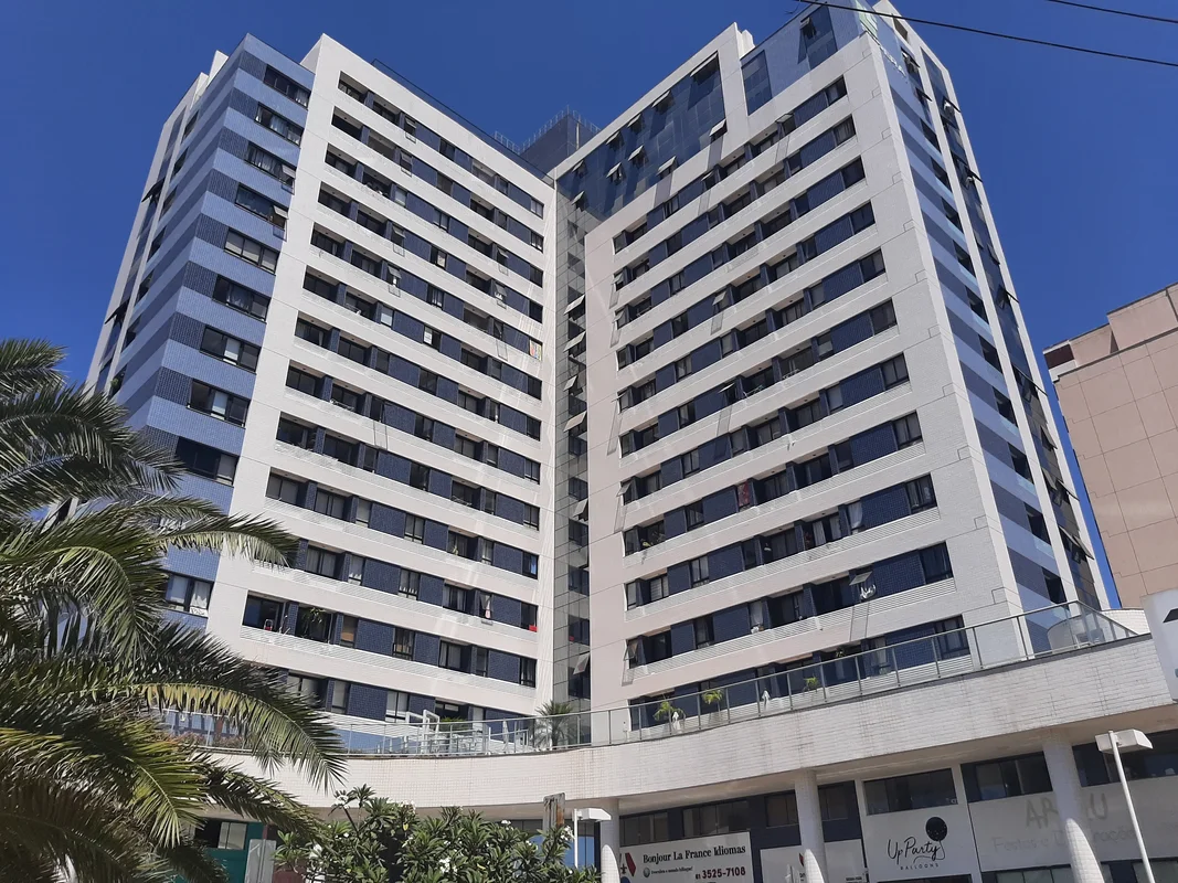 Explore um apartamento mobiliado, pronto para morar, na Avenida Parque Águas Cla...