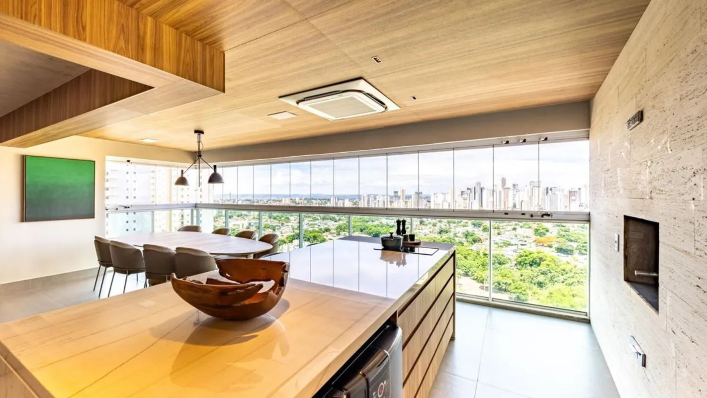 Vista e a posição nascente revelam o equilíbrio entre conforto e tecnologia resi...