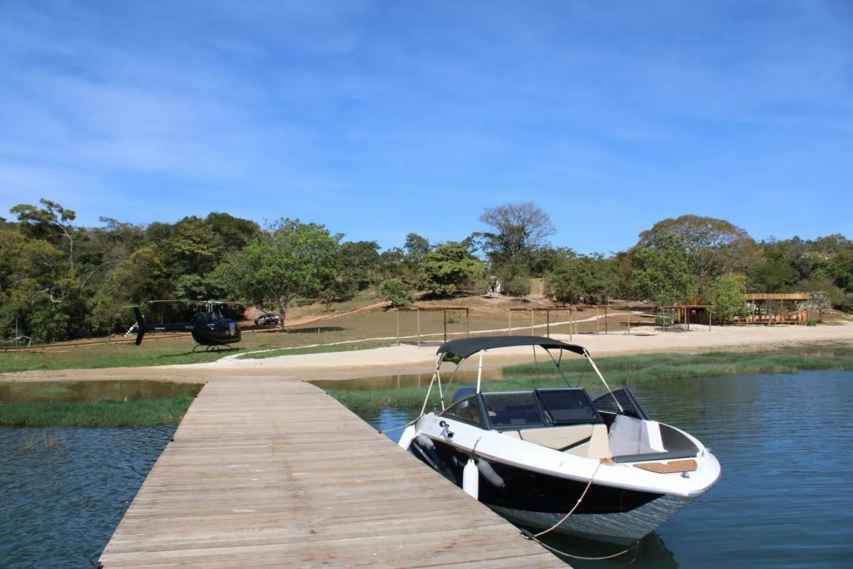 Imagine despertar cercado por natureza, ar puro e o horizonte refletido nas água...