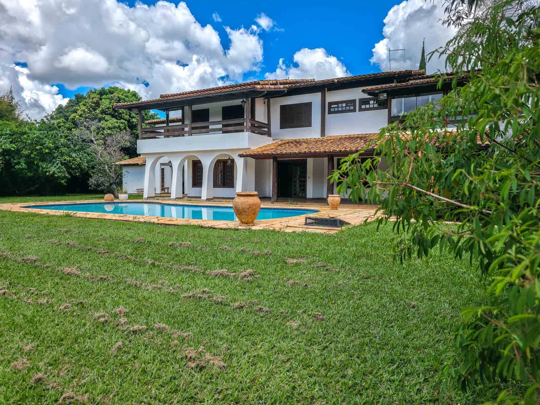 Oportunidade para Embaixada ou Escritório!Ótima casa de 850m2 em terreno de pont...