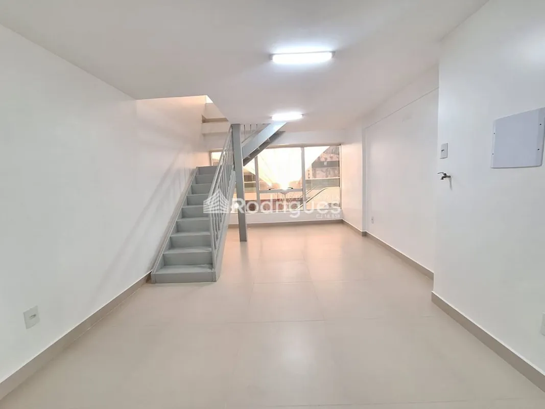 Rodrigues Imobiliária aluga loja nova no 1° andar do Vista Shopping em Águas Cla...