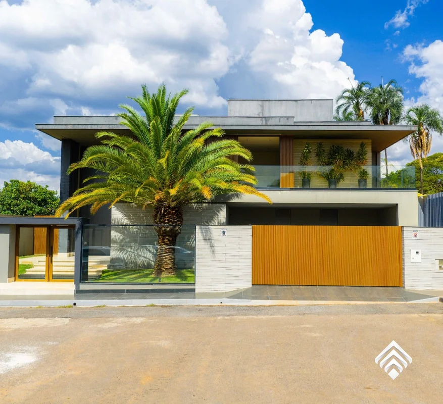 SANTIAGO IMOBILIÁRIA APRESENTA BELÍSSIMA CASA DE ALTO PADRÃO NA MELHOR LOCALIZAÇ...