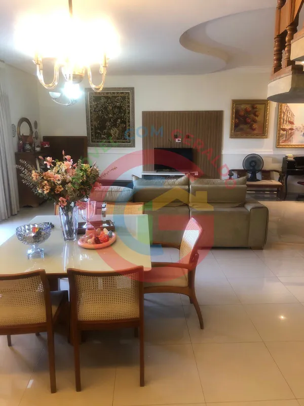 Excelente opção de sobrado no Setor Sul. Com 4 quartos, sendo 2 suítes com varan...