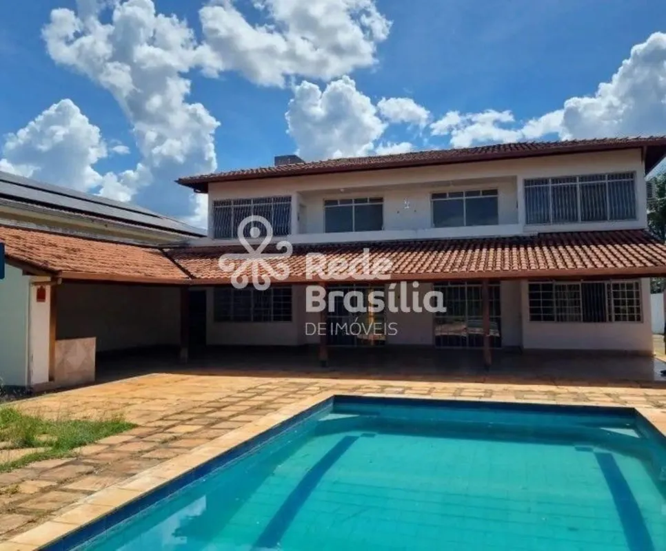 Casa bem conservada, com amplos espaços e ótima localização no Lago Sul. Agendar...