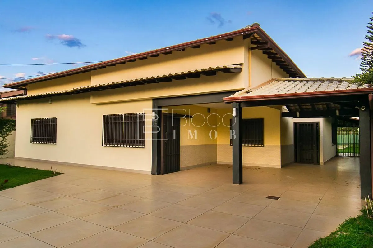 CASA TÉRREA E QUADRA DE FUTVÔLEI, BEACH TENNIS OU PETECA!Área total de 1.266 m²,...