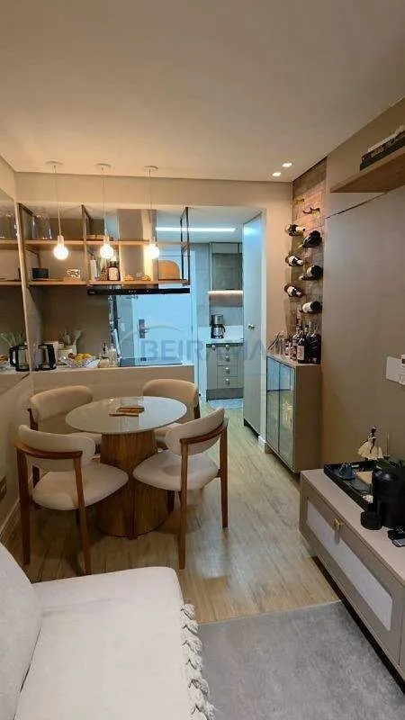 Localizado no sofisticado Lake Side Apart Hotel, na Asa Norte, este apartamento ...