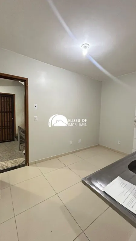 Elizeu Imóveis aluga apartamento na QE 40 Conjunto Q do Guará II, composto por:-...