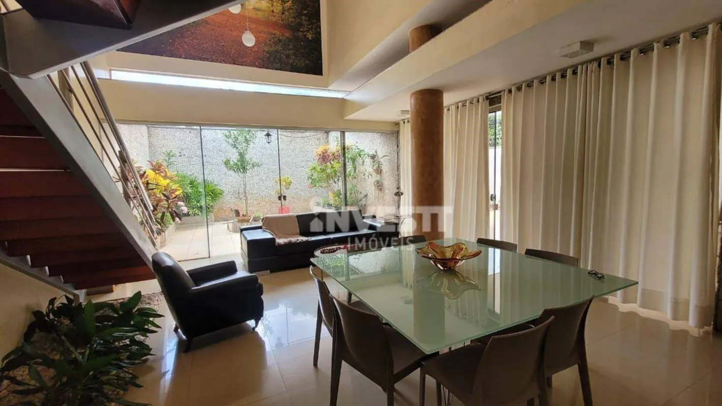 LOCALIZAÇÃO:Em localização privilegiada, próximo a Faculdades. Rodeado à uma amp...