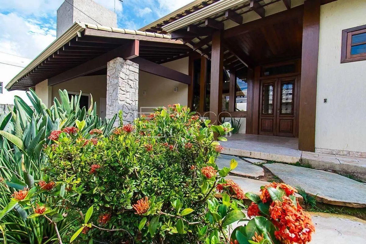 CONTRA PONTA DE PICOLÉ 2.300m²!A casa preserva elementos naturais que garantem t...