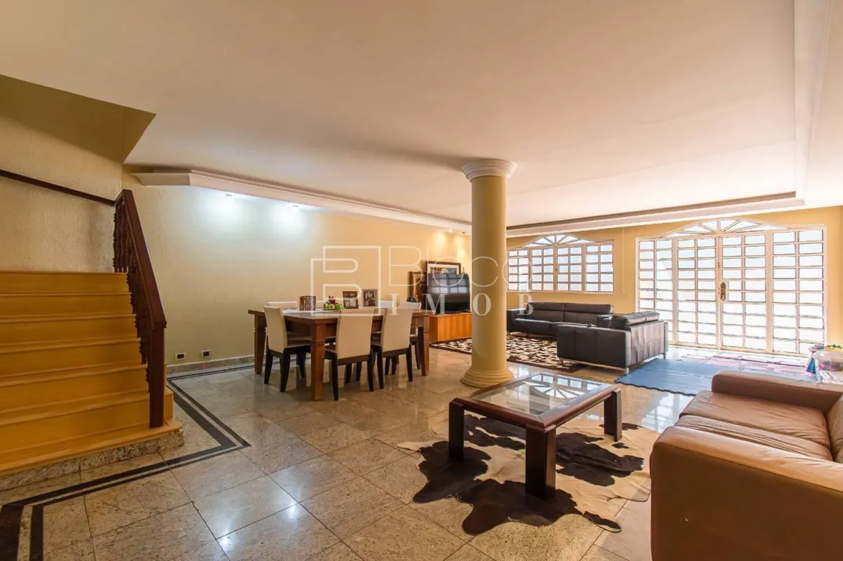 Casa na SHIGS 707 perto de tudo para a família!São 119,50m² útil.Piso inferior:-...