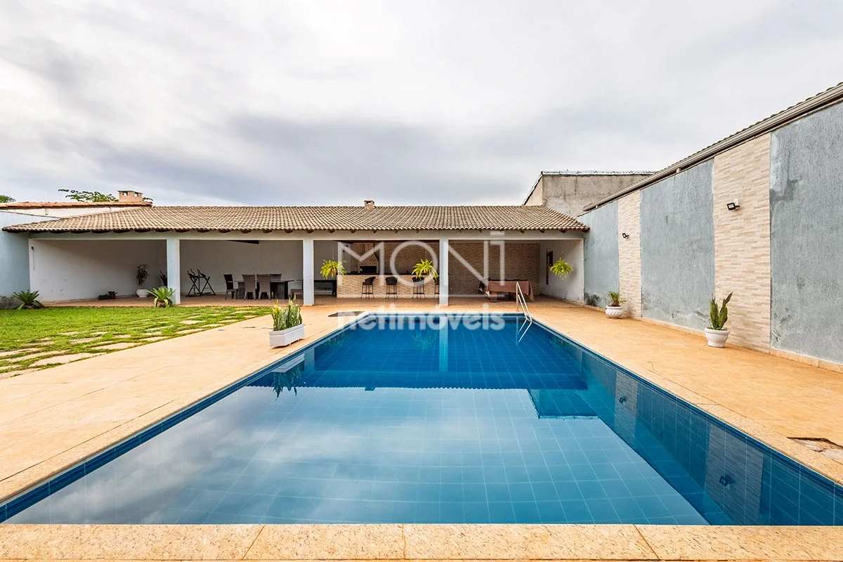 Casa espaçosa com 5 suítes, área de lazer completa no Prive do Lago Norte! Encan...