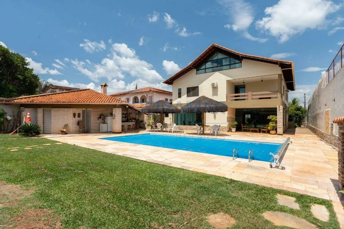Casa com 4 Quartos, 2 Suítes, Piscina e Casa de Apoio à Venda no Lago Sul - Bras...