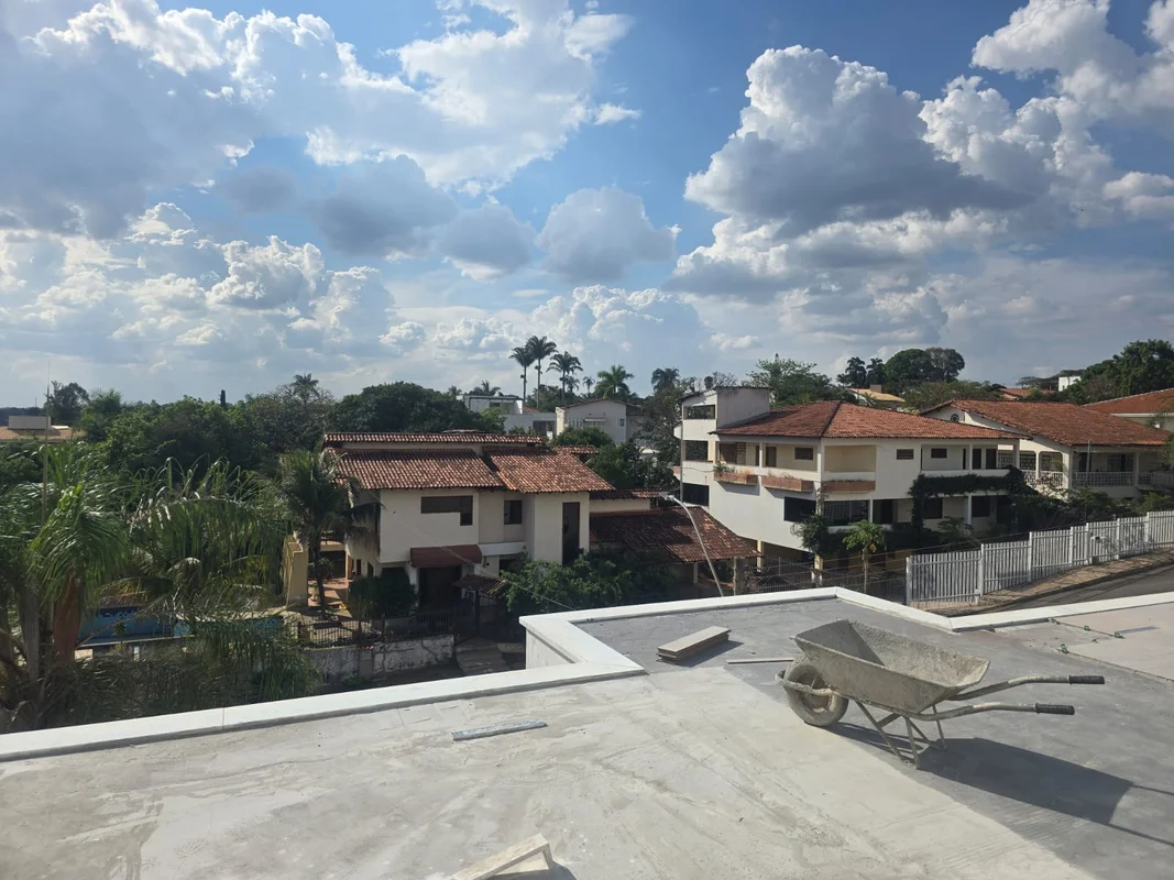 Descubra seu novo lar em uma casa de alto padrão no Condomínio Arniqueiras, loca...