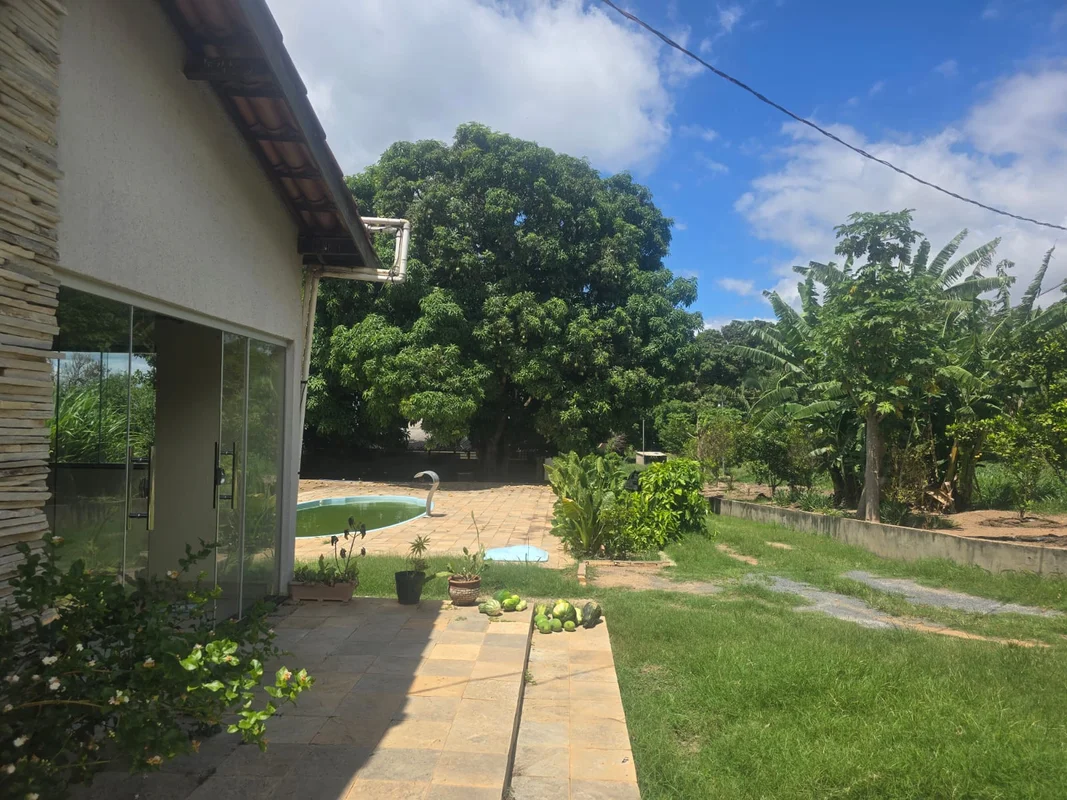 Descubra uma verdadeira conexão com a natureza em uma charmosa chácara rural loc...