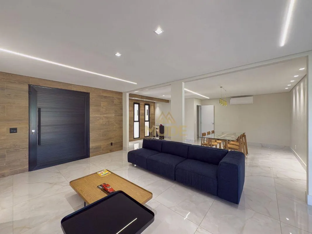 Vendo excelente casa térrea, recém-reformada, em lote diferenciado com aproximad...