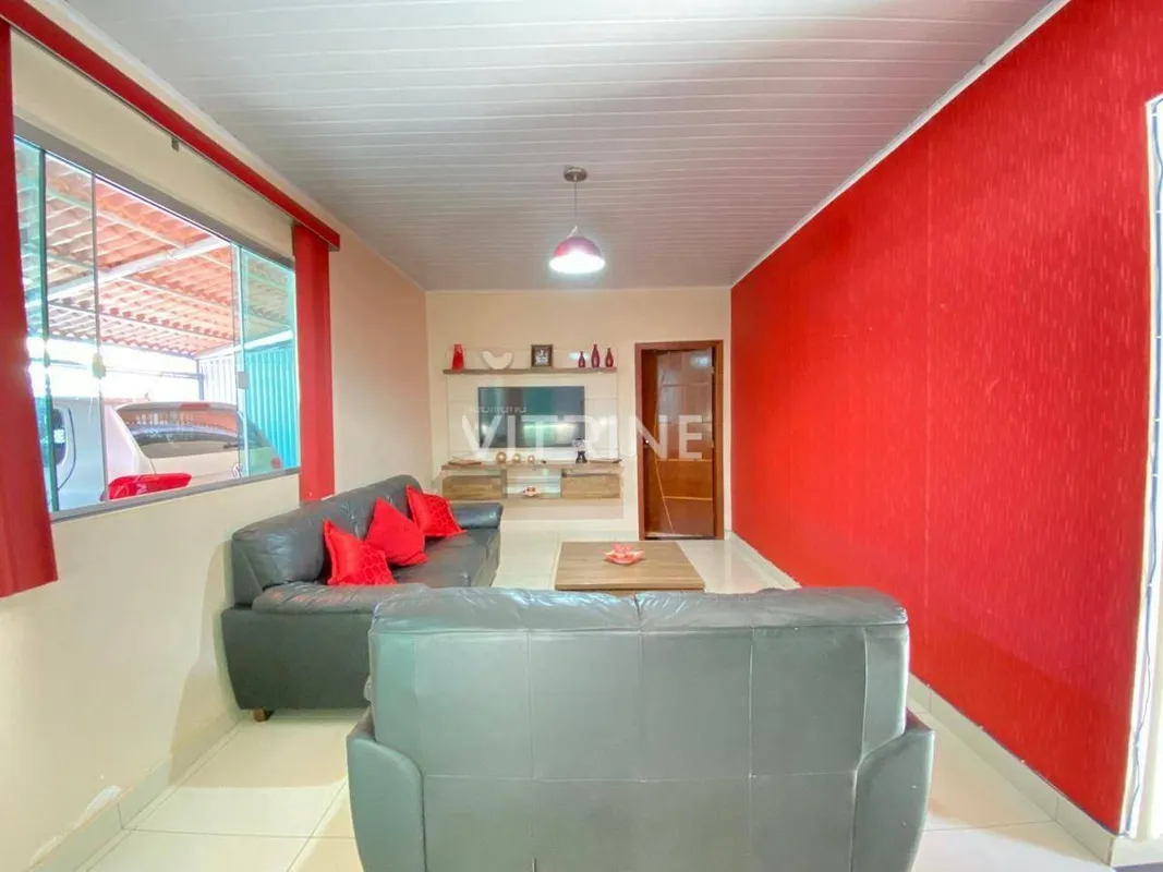 Vendo CASA na quadra 36 do setor central.-Sala-Cozinha com armários -Sala de Jan...