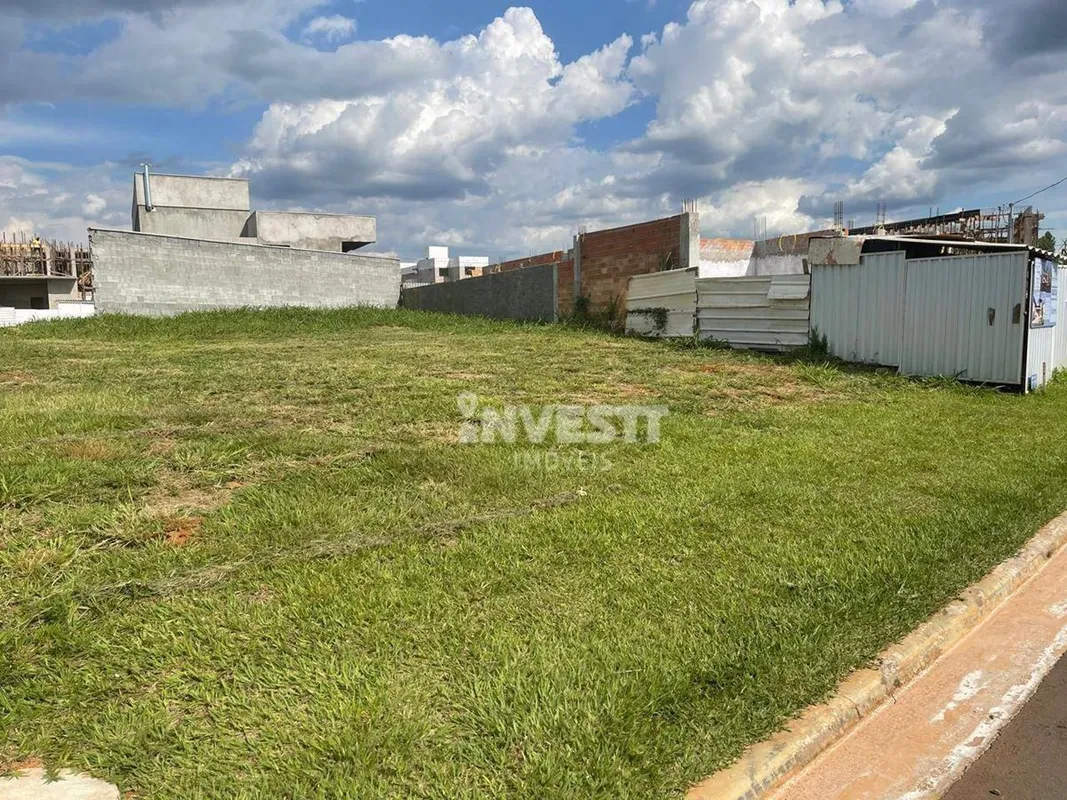 LOCALIZAÇÃO:Em localização privilegiada, próximo a Faculdades. Rodeado à uma amp...