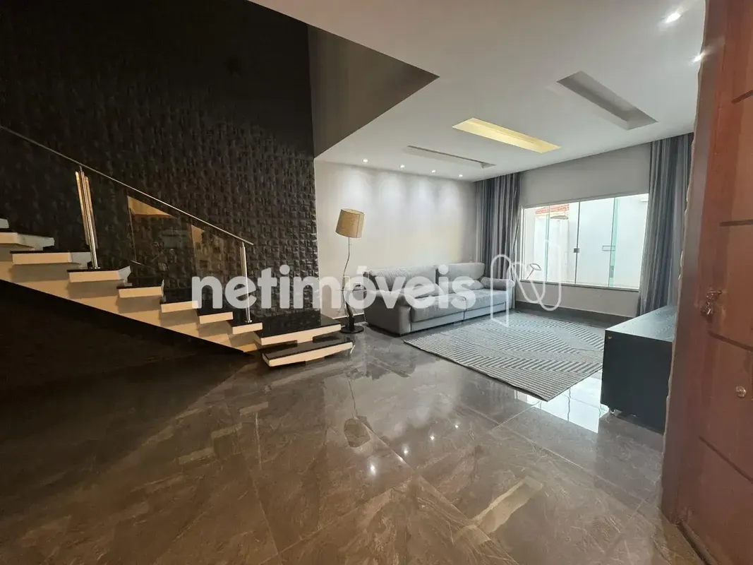 Linda casa em dois pavimentos, arquitetura moderna, localização privilegiada, fá...