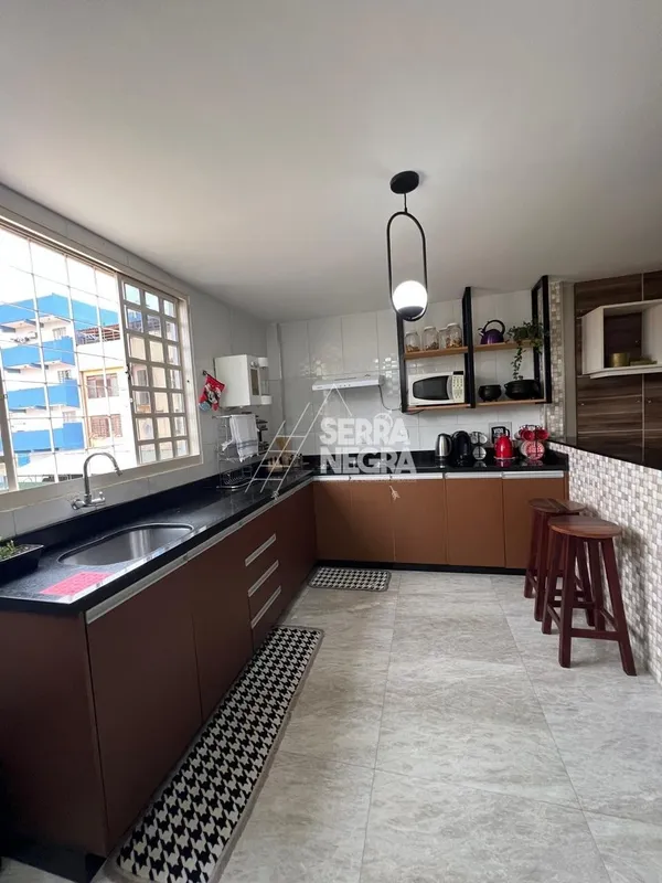 O imóvel é escriturado e está localizado em área mista (comercial e residencial)...