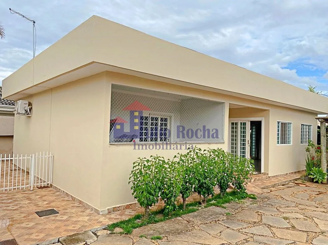 JULIO ROCHA IMOBILIÁRIA VENDE!LINDA CASA COM VISTA PRIVILEGIADA E UM ÓTIMO POMAR...